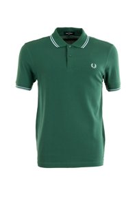 Polo verde de algodón con una apertura de dos botones, ribete blanco en el cuello y las mangas, y un pequeño logo bordado en el pecho.