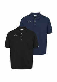 Twee polo shirts in zwart en marineblauw katoen. Elk heeft een kraag, een drukknoopsluiting met drie knoppen en een geborduurd logo op de borst.