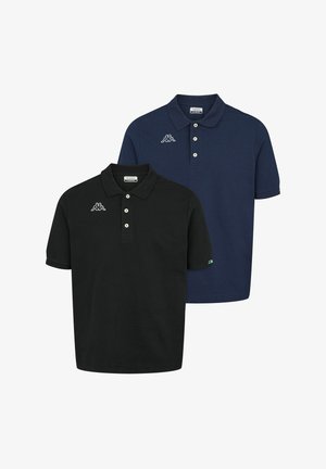 Dvoje polo tričiek v čiernej a námorníckej modrej bavlne. Každé má golier, zapínanie na tri gombíky a vyšívané logo na hrudi.