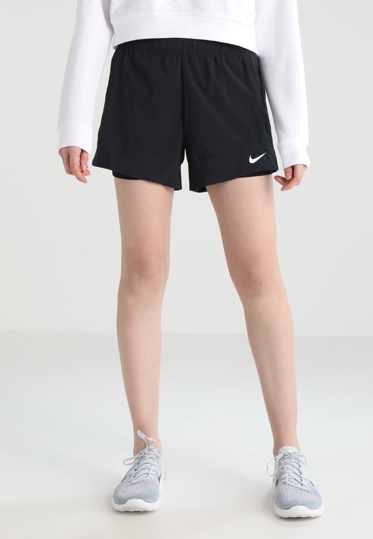 Pantalones cortos deportivos negros con cintura elástica, con un logo blanco de Nike en la parte inferior izquierda. La tela parece suave y ligera.
