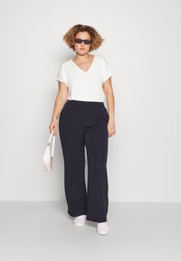 Vero Moda Curve VMAYA V-NECK NOOS CURVE - T-shirts basic - snow white