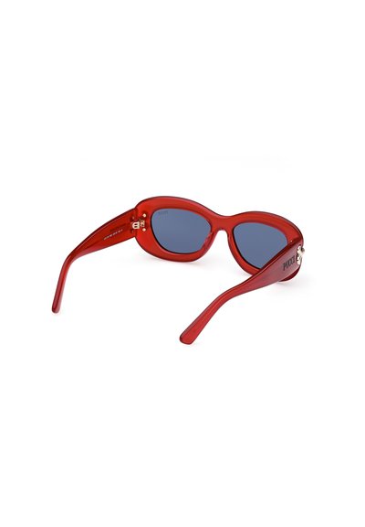 Röda plastsolglasögon med rundad oval form, mörkblå tonade linser och slanka, böjda skalmar med en guldig accent.