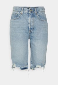 Shorts en denim bleu clair à taille haute, avec un ourlet effiloché et des coutures visibles. Comprend cinq poches et une fermeture à bouton à la taille.