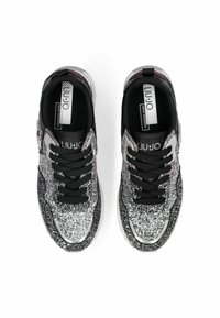 Baskets noires et argentées brillantes avec une tige texturée, lacets noirs et accents réfléchissants. Présente un col rembourré et un détail de logo.