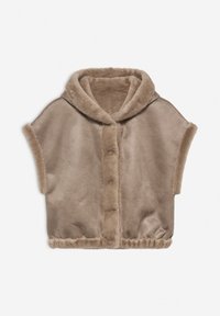 Faux fur ilman hihoja oleva takki pehmeässä taupe-värissä, jossa on huppu, napilla suljettava etuosa ja joustava helma. Sujuva pinta, pyöristetyt hartiat ja ilman taskuja.