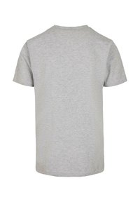 Grå kortærmet t-shirt, lavet af blødt bomuldsmateriale, har en simpel rund hals og en glat overflade uden synlige logoer eller mønstre.
