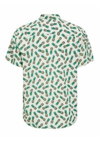 Biała koszula z krótkim rękawem w zielono-żółty wzór ananasa, z klasycznym kołnierzykiem i jednym zaszewkowaniem z tyłu.