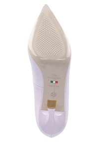 Semelle de chaussure à talon haut blanche avec un motif de grip texturé, marque "Nero Giardini," fabriquée en Italie, taille 38, et un accent jaune.