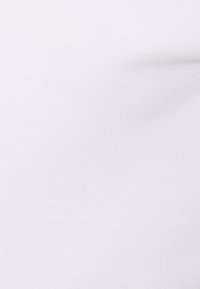 Tecido de algodão branco com uma textura suave e ligeira elasticidade, apresentando um design liso e sem padrões visíveis ou detalhes de hardware.