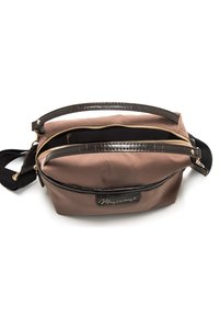 Borsa in nylon marrone con un accento in pelle di coccodrillo nera lucida, doppie cerniere e una tracolla. Presenta un'etichetta con logo sul fronte.