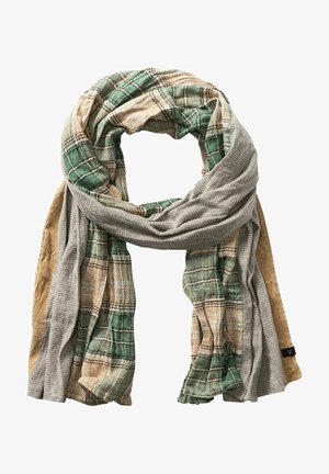 Écharpe douce aux textures mixtes présentant un motif à carreaux verts et beiges, accompagné de panneaux tricotés unis gris et marron clair, portée en boucle lâche.