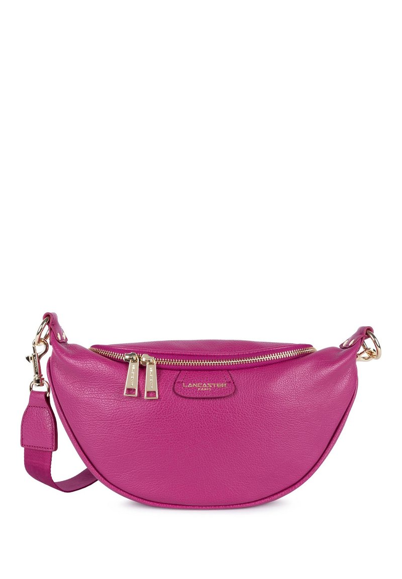 Borsa a tracolla in pelle rosa con forma curvata, dettagli in metallo dorato e doppi scomparti con zip. Dotata di tracolla rimovibile per essere indossata a tracolla.