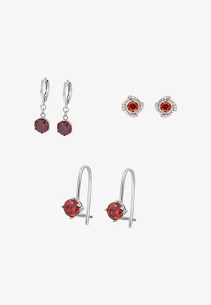 Három pár ezüst fülbevaló vörös drágakövekkel: lógó kerek kövek, kerek fülbevalók kis átlátszó kövekkel, és egyszerű kampók kerek kövekkel.