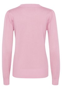 Pull en laine rose à manches longues, avec un col et des poignets côtelés, texture douce, silhouette ajustée, avec un léger détail bouffant aux épaules et une finition lisse.