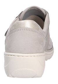 Grauer Wildlederschuh mit metallischem Silberakzent an der Ferse. Verfügt über eine gepolsterte Sohle und kontrastierender Naht im Obermaterial.