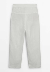 Lichtgrijze, hooggerakte broek met een gladde textuur, recht gesneden ontwerp en geen zichtbare patronen of hardware. Eenvoudige en minimalistische stijl.