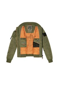 Olivno zelena bomber jakna z oranžno podlogo, več notranjimi žepi, rebrastimi manšettami in črno nalepko na rokavu. Sprednja zapora na zadrgo.