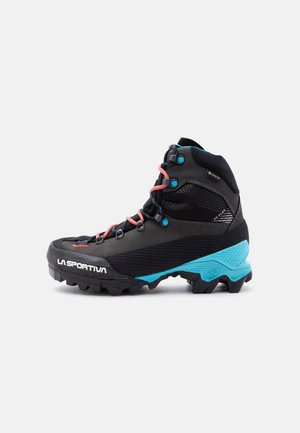 Zwart-blauwe La Sportiva-wandelschoen met roze veters, robuuste zool en Gore-Tex-label voor waterdichte duurzaamheid, weergegeven in profielzicht.