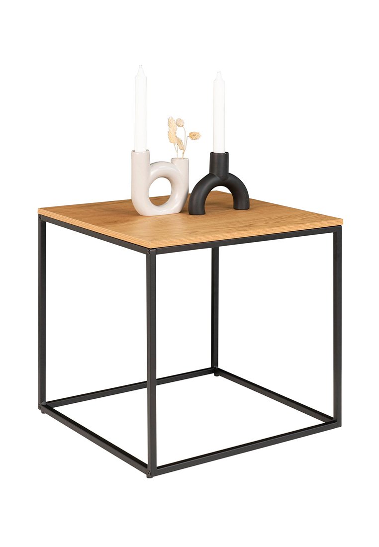 Quadratischer Holztisch mit einer natürlichen Eichenoberfläche und einem schwarzen Metallrahmen. Beinhaltet zwei keramische Kerzenhalter in Weiß und Schwarz mit dekorativen Elementen.