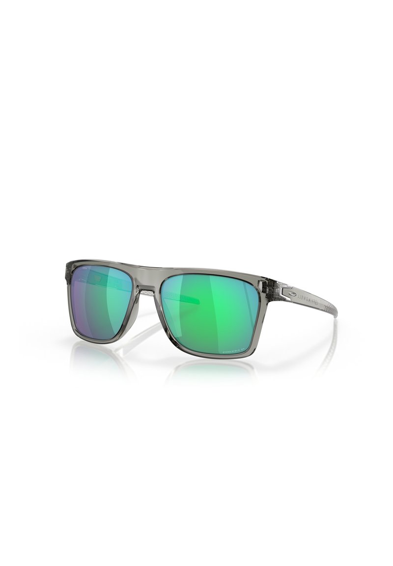 Occhiali da sole con montatura trasparente grigia, lenti specchiate verdi e dettagli argento. Forma quadrata con un design testurizzato sulle astine.