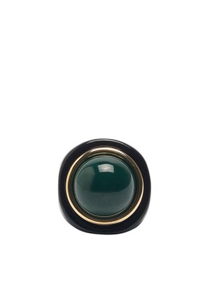 Czarny pierścionek z dużym, okrągłym ciemnozielonym kamieniem na środku, otoczony cienkim złotym paskiem, na białym tle.