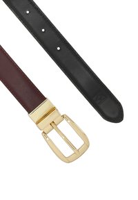 Cinturón de cuero bicolor que presenta una correa marrón con costuras rojas y una correa negra. Hebilla de metal dorado con forma rectangular y gancho.