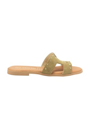 Sandalias de ante verde deslizantes con dos correas anchas con acentos de tachuelas y una suela plana beige. Forro interior suave para mayor comodidad.
