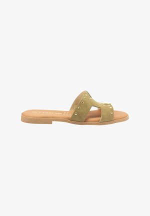 Sandalias de ante verde deslizantes con dos correas anchas con acentos de tachuelas y una suela plana beige. Forro interior suave para mayor comodidad.