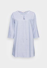Tunic a righe blu chiaro e bianche, in cotone, maniche tre quarti, collo rotondo con lacci, dettaglio a chiave sul davanti e polsini arrotolati.