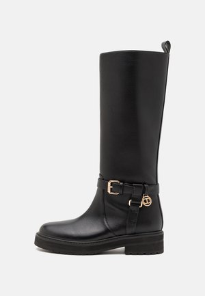 Crne kožne čizme do koljena s teksturiranim završetkom, s dekorativnom zlatnom kopčom i remenom, te debelim gumenim đonom.