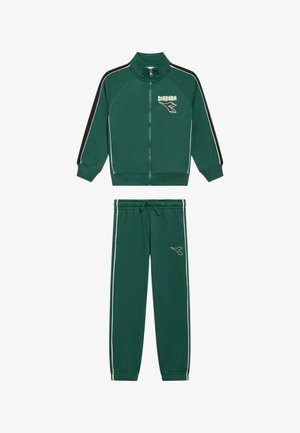 Completo tuta verde composto da giacca con zip con dettagli a strisce nere e logo, abbinata a pantaloni coordinati con coulisse e strisce laterali.