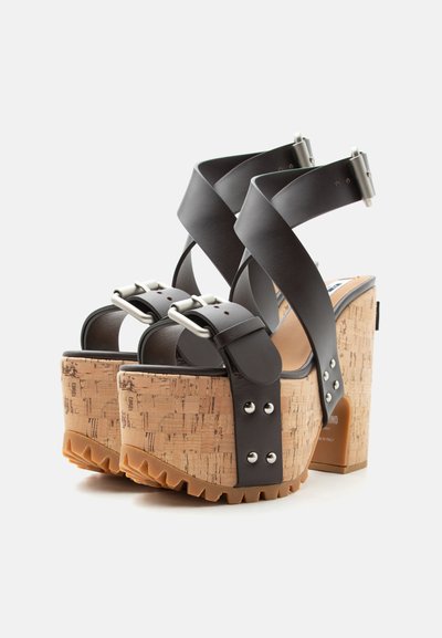 Μαύρα δερμάτινα σανδάλια με λουριά, πλατφόρμα, φτέρνα από φελλό σε μορφή σφήνας και ασημένιες αγκράφες, με ανθεκτική ελαστική σόλα για καλύτερη πρόσφυση.