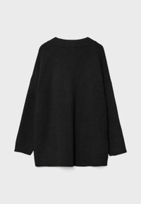 Pull noir à manches longues en tricot avec poignets et col côtelés, présenté à plat avec le dos face à l'avant sur un fond clair uni.