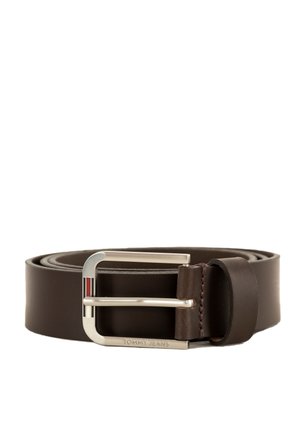 Cinturón de cuero marrón oscuro enrollado con una hebilla rectangular plateada con rayas rojas, blancas y negras y grabado "Tommy Jeans".