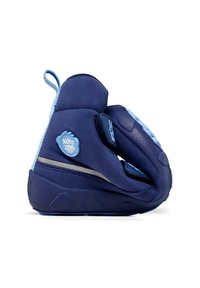 Zapato infantil de color azul marino con parte superior de tela suave, forma redondeada y suela de goma. Presenta un logo en azul claro y un tirador integrado.