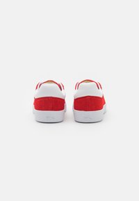 Lacoste BASESHOT 223 - Sportbačiai - red/white