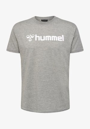 Grå t-shirt med korte ærmer lavet af bomuld, prydet med et hvidt "hummel" logo på tværs af brystet, med en rund halsudskæring og almindelig pasform.