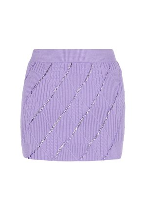 Fustă mini tricotată violet, cu o textură ribbed, având accente de fir argintiu diogonal și o talie ajustată.