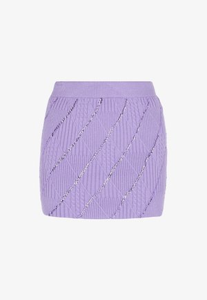 Lila gestrickter Minirock mit geripptem Muster, der diagonale silberne Fadendetails und einen taillierten Bund aufweist.