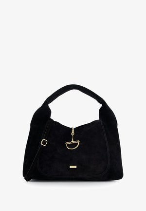 Czarna zamszowa torebka o zaokrąglonym kształcie, z krótkim uchwytem i odpinanym paskiem. Posiada złote wykończenia oraz detal z logo.