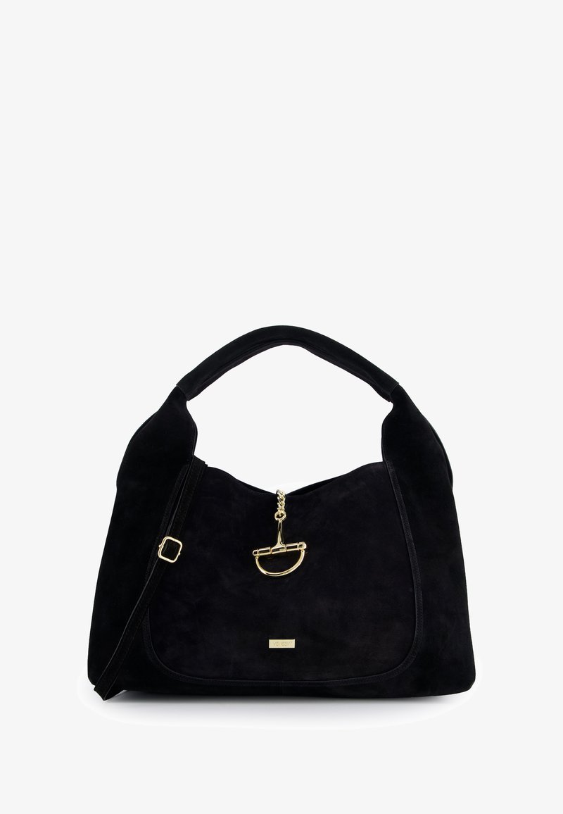 Sac à main en daim noir avec une forme incurvée, une poignée courte et une bandoulière amovible. Comprend un accent en métal doré et un détail de logo.