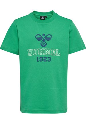 Groene katoenen t-shirt met een ronde halslijn, korte mouwen, met een blauw logo en de tekst "HUMMEL 1923" in contrasterende kleuren.