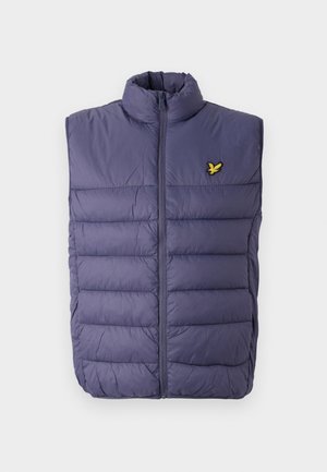 Lilla polstret vest med høy krage og frontglidelås. Har horisontal søm og en liten gul logo på venstre side.