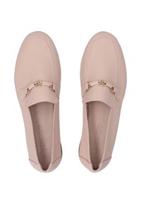 Bledě růžové kožené loafers s plochou podrážkou, které mají zlatý kovový detail a prošívání podél okrajů.