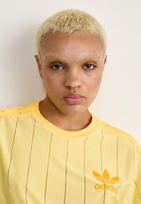 adidas Originals SPORTS CLUB 3 STRIPE TEE - Print T-shirt - almost yellow