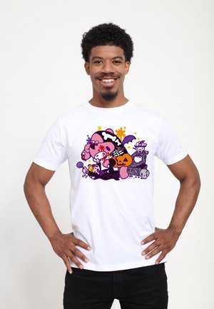 Henry Tiger, GLOOMY BEAR SPOOKY HALLOWEEN PITY ATTACK - Print T-shirt - white