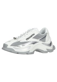 Sneaker bianco con accenti argentati, pannelli in rete, punta arrotondata e suola grigia spessa. Presenta lacci e logo del marchio sul lato.