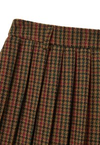 Bruine geplooide rok met een pied-de-poule patroon, voorzien van groene en rode accenten. Gemaakt van een gestructureerde stof, met een taillebanddetail.