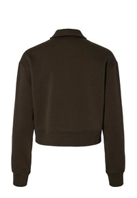 Kort brunt sweatshirt med krage, sänkt axel och ribbstickade muddars. Tillverkat av mjukt tyg med en slät yta.
