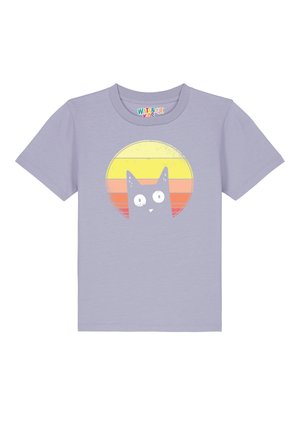 Lila kurzärmliges T-Shirt mit einem Katzenmotiv vor einem kreisförmigen Sonnenuntergangsdesign mit gelben und orangefarbenen horizontalen Streifen. Weiches Baumwollmaterial.